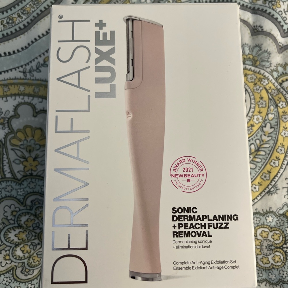 Dermaflash Luxe+ Sonic Dermaplaning Tool - Blush
